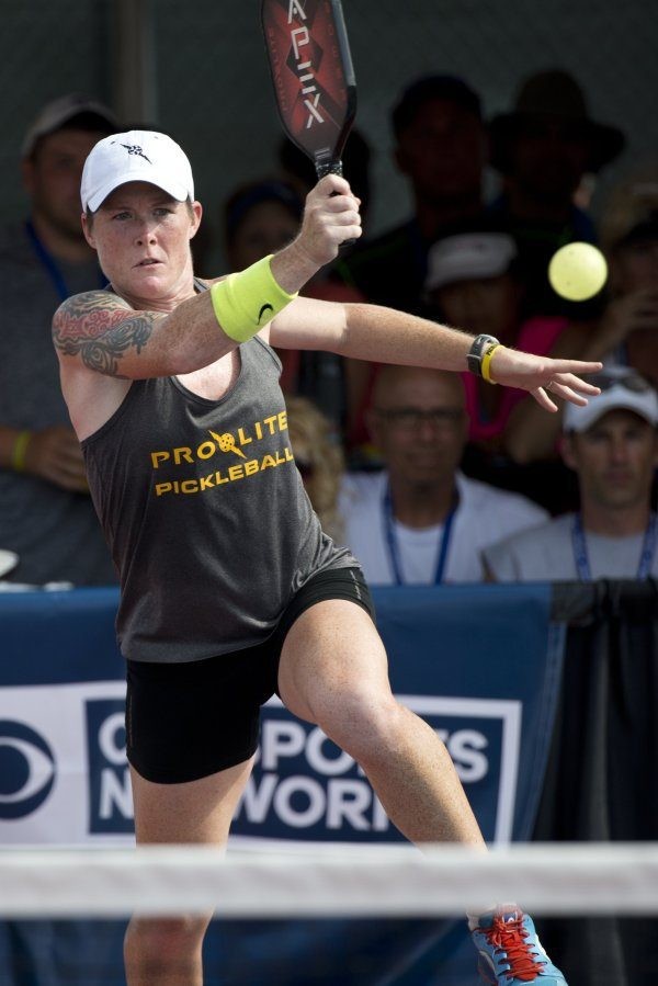 Sarah Ansboury playing a shot on court